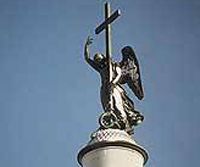 the sculpture group atop the Alexander Column