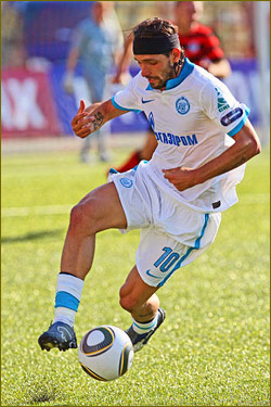 Zenit stay four points clear after win