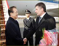 Wen Jiabao Arrives in St. Petersburg