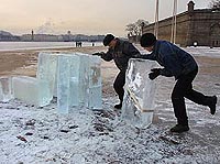 ice blocks are being brought to the beach of the Peter and Paul Fortress